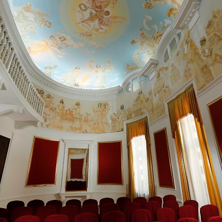 Grand Hotel Yerevan - Small Luxury Hotels Of The World Екстер'єр фото The interior of the theatre