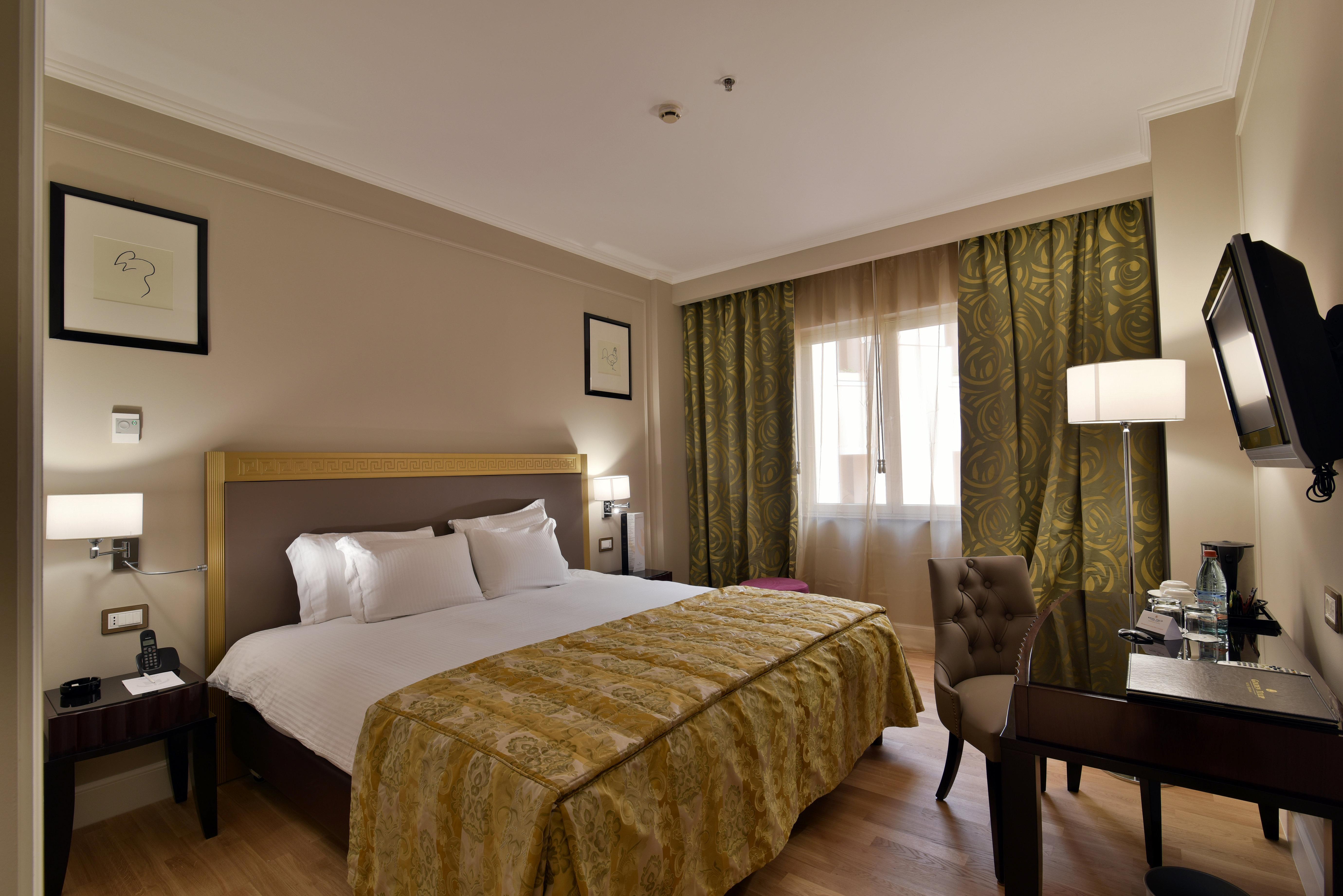 Grand Hotel Yerevan - Small Luxury Hotels Of The World Екстер'єр фото A room at the hotel