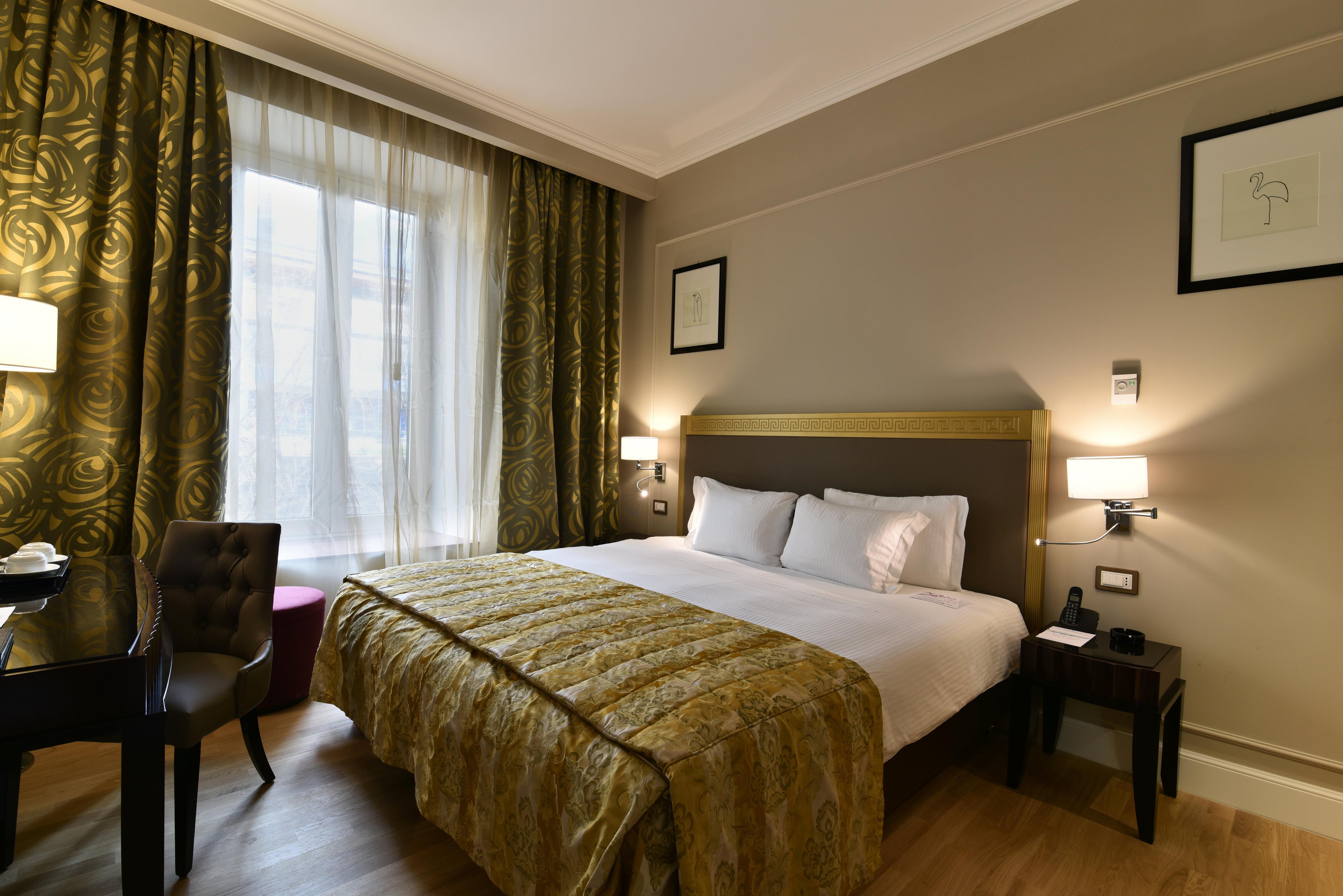 Grand Hotel Yerevan - Small Luxury Hotels Of The World Екстер'єр фото A room at the hotel