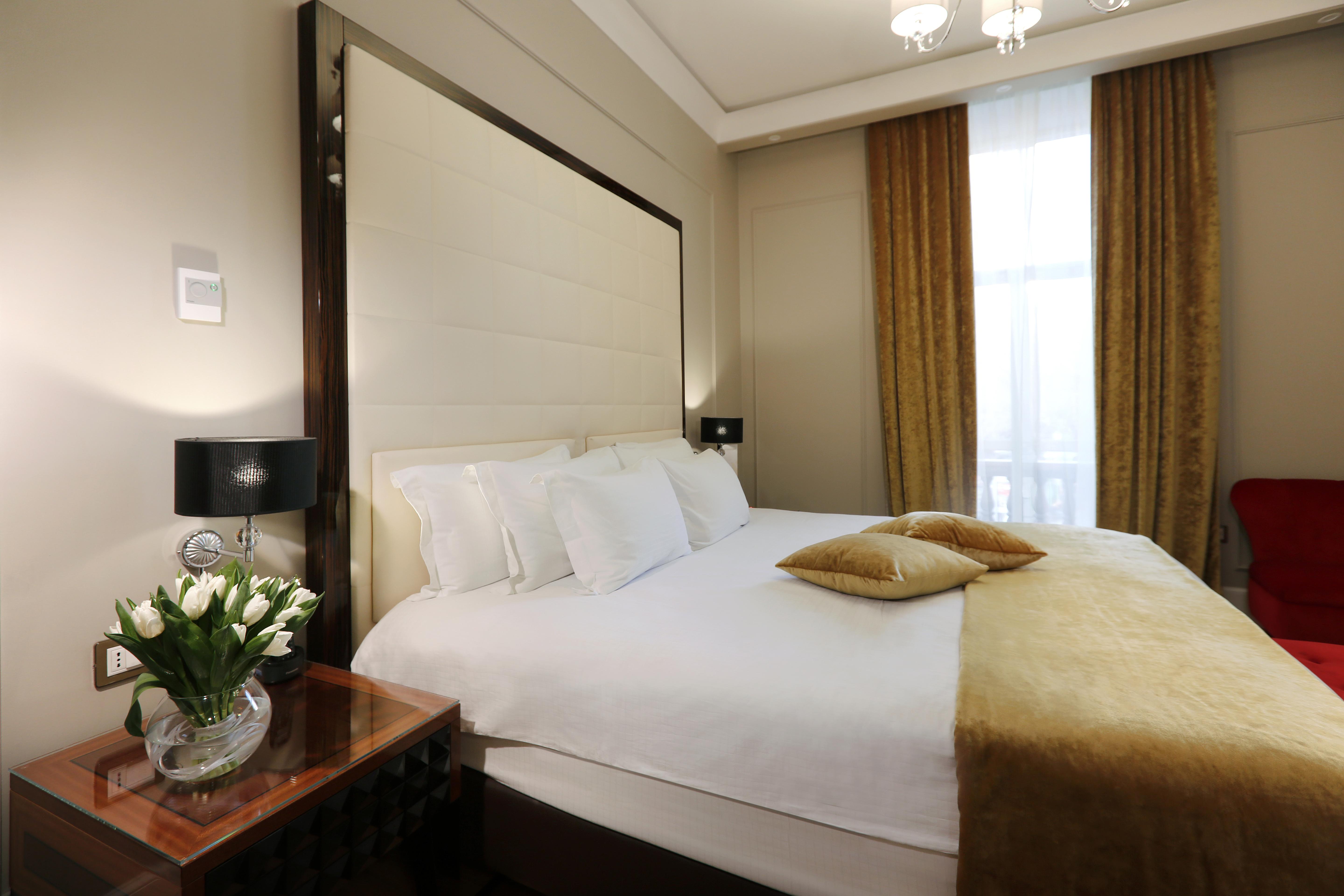 Grand Hotel Yerevan - Small Luxury Hotels Of The World Екстер'єр фото A bedroom at the hotel
