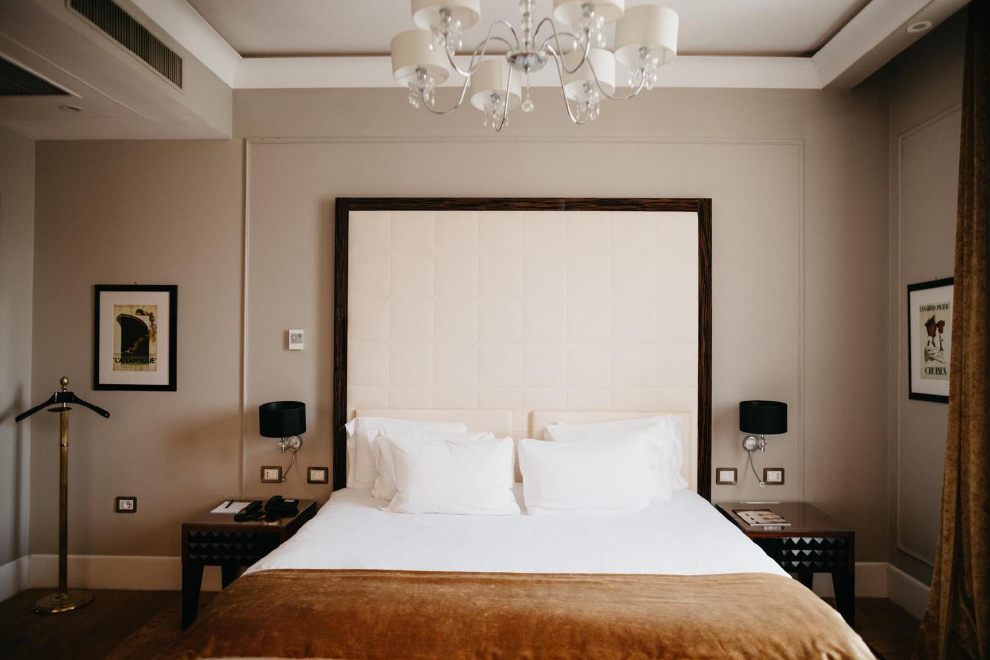 Grand Hotel Yerevan - Small Luxury Hotels Of The World Екстер'єр фото A bedroom at the hotel
