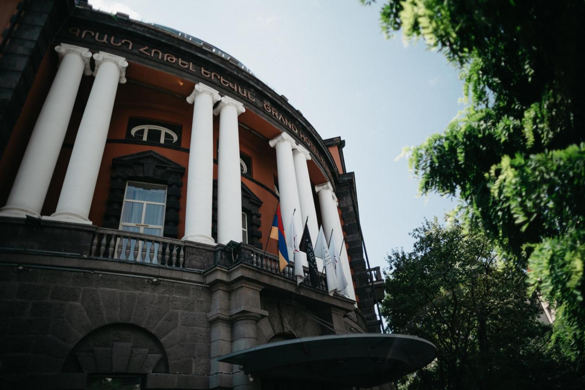 Grand Hotel Yerevan - Small Luxury Hotels Of The World Екстер'єр фото The National Museum of Armenia
