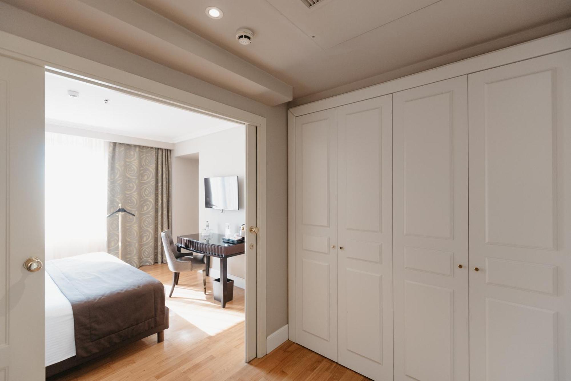 Grand Hotel Yerevan - Small Luxury Hotels Of The World Екстер'єр фото