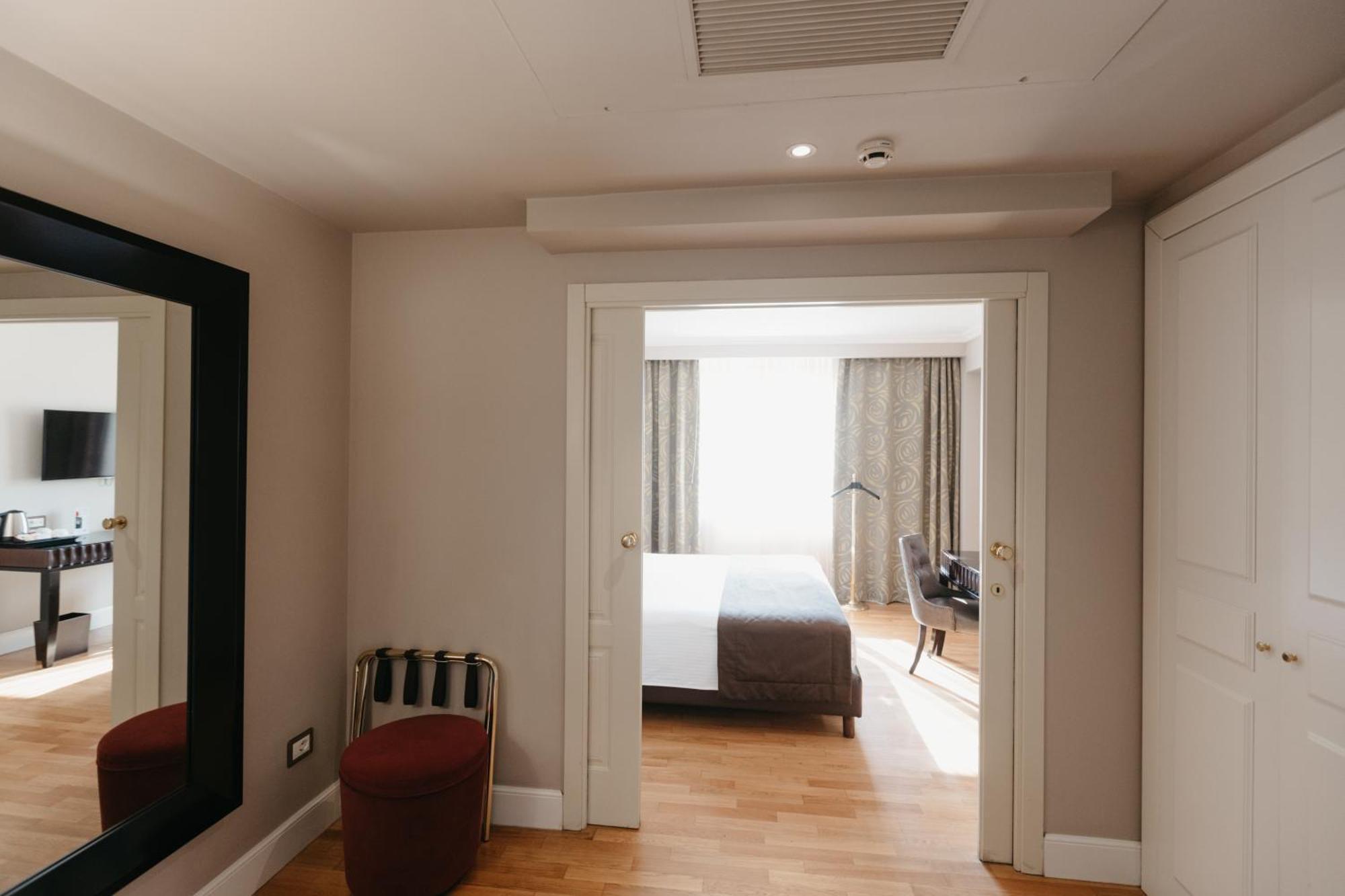 Grand Hotel Yerevan - Small Luxury Hotels Of The World Екстер'єр фото