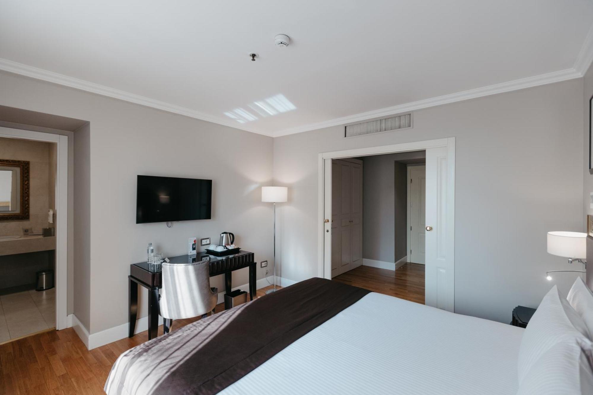 Grand Hotel Yerevan - Small Luxury Hotels Of The World Екстер'єр фото