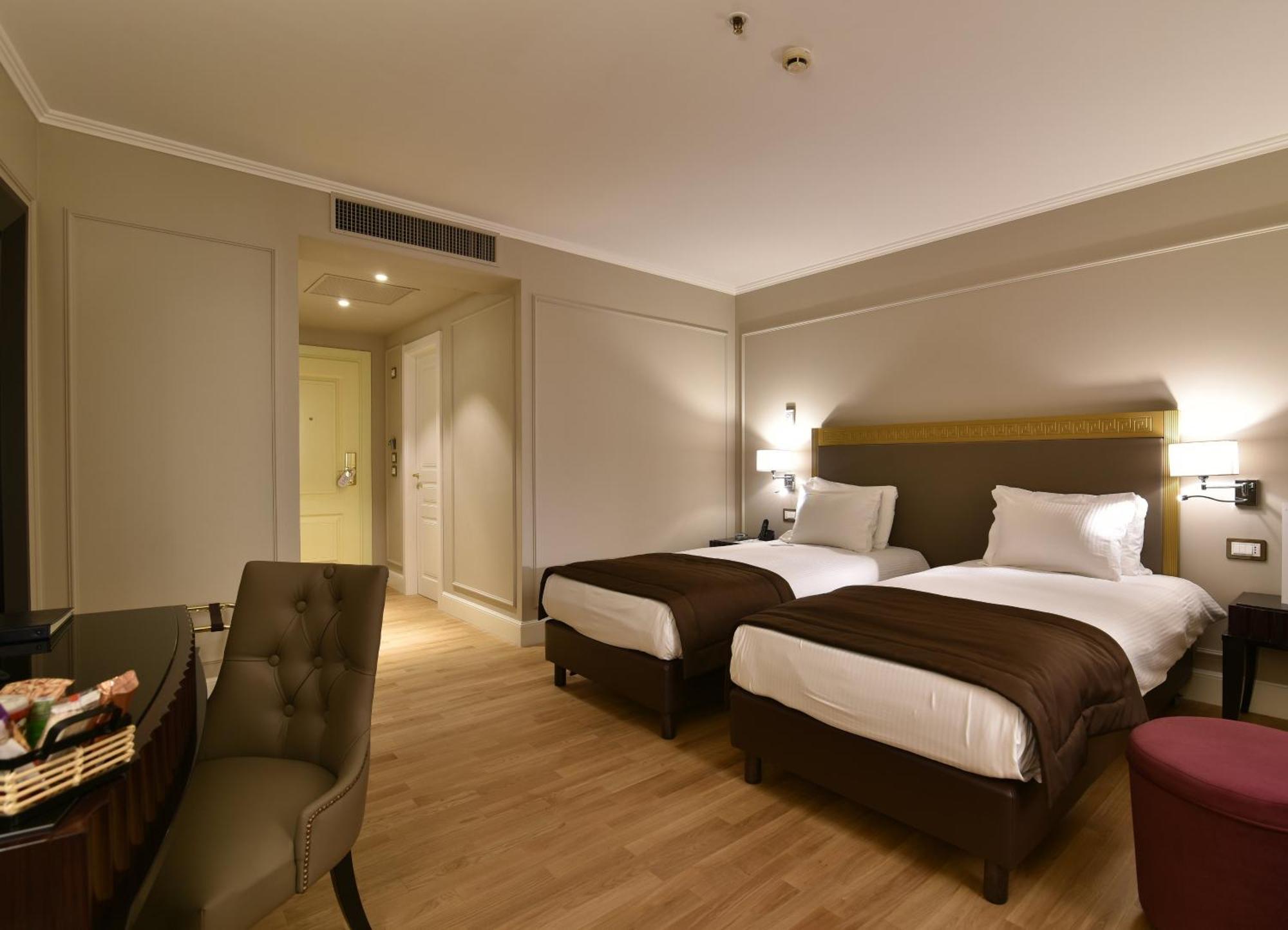 Grand Hotel Yerevan - Small Luxury Hotels Of The World Екстер'єр фото