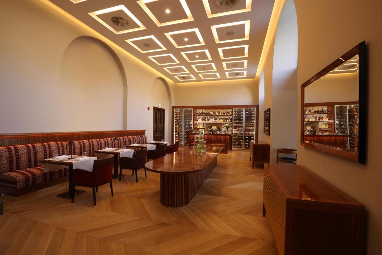 Grand Hotel Yerevan - Small Luxury Hotels Of The World Екстер'єр фото Restaurant AOC